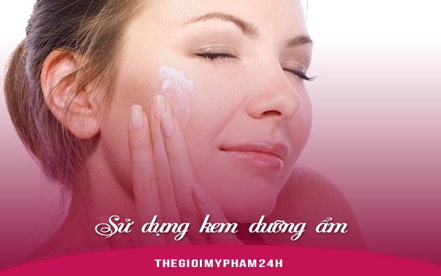 Dùng kem dưỡng ẩm